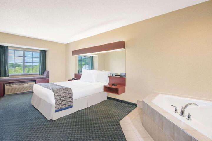 2 Queen Beds Mobility Accessible (18 of 29)