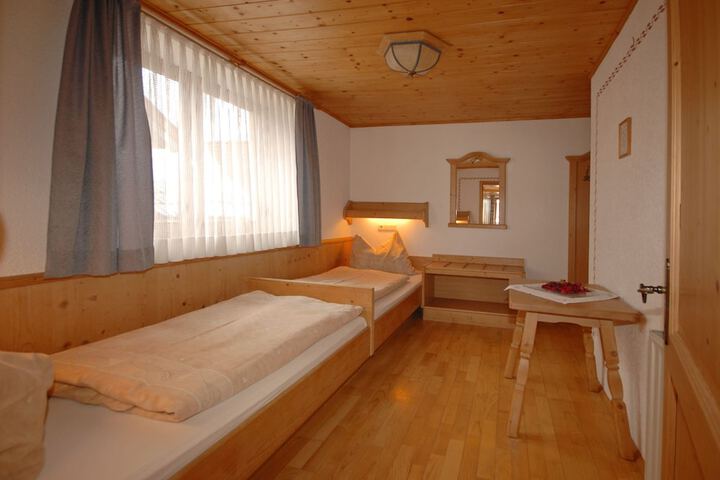 Room 3 of 40
