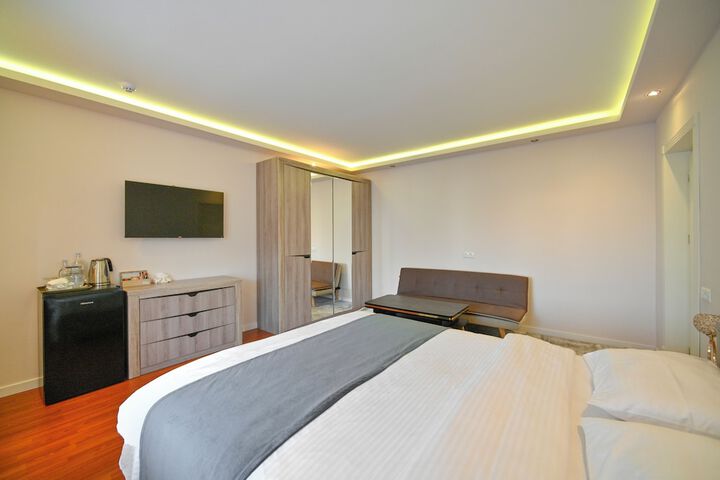 Room 12 of 33