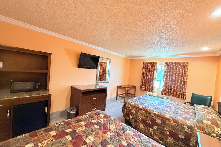 Room 4 of 9