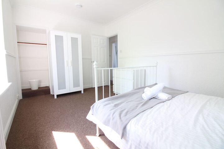 Room 4 of 7