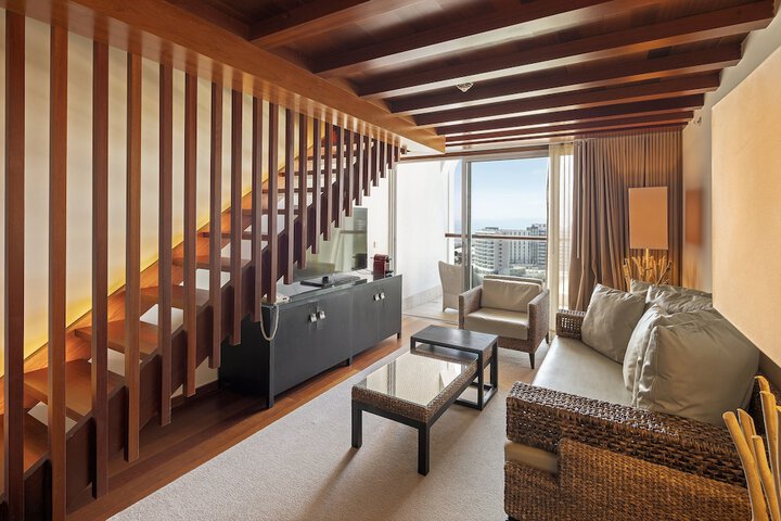 Room 4 of 100
