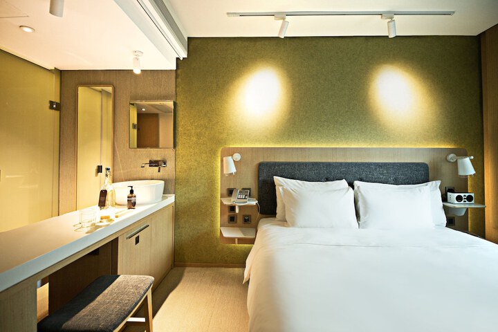 Room 51 of 220