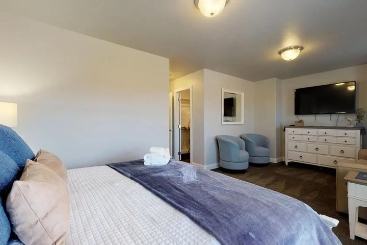 Image of Coastal 3 Bedroom Apts by Redawning