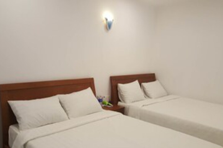 Room 5 of 12