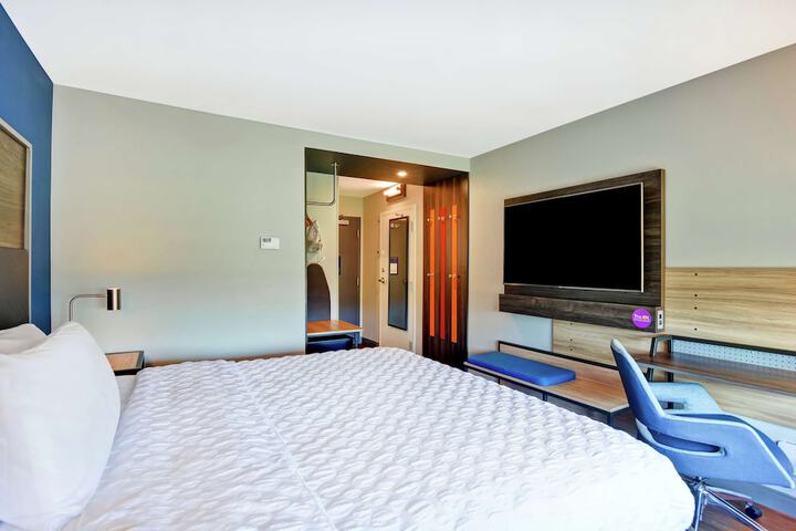 1 King Bed (2 of 12)