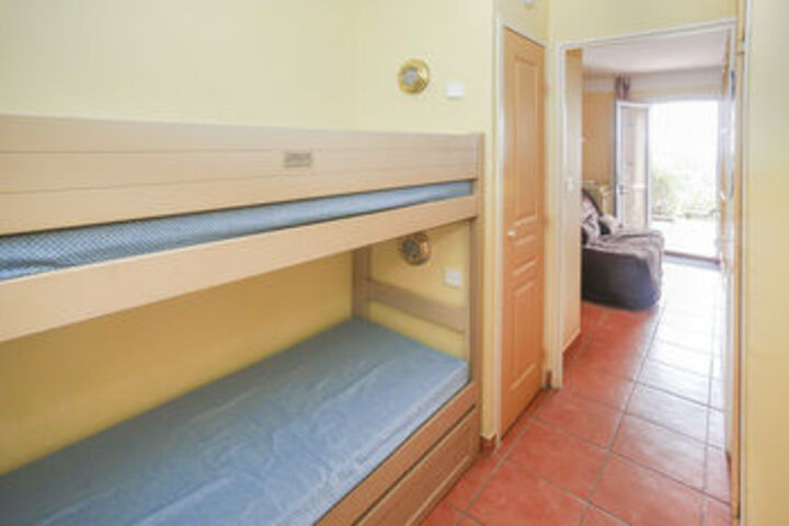 Room 32 of 65