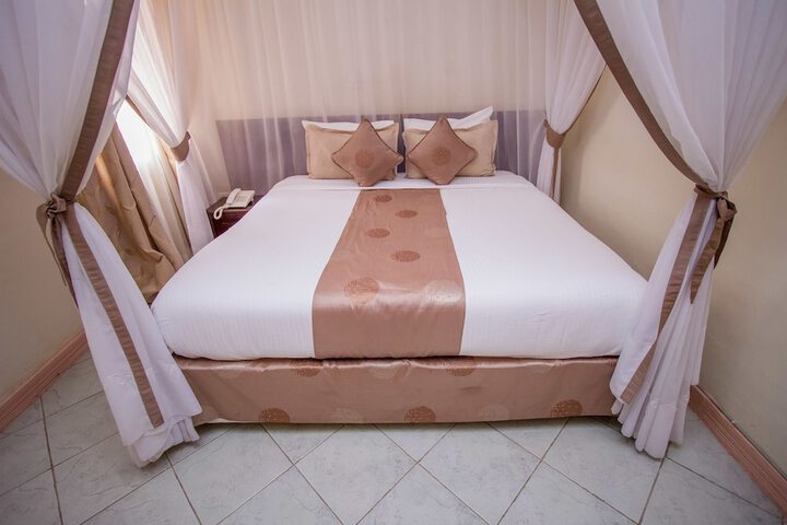Room 4 of 68
