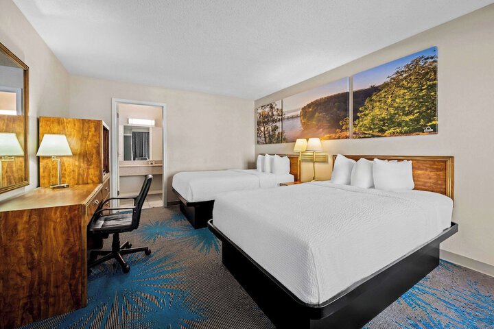 2 Double Beds (11 of 15)
