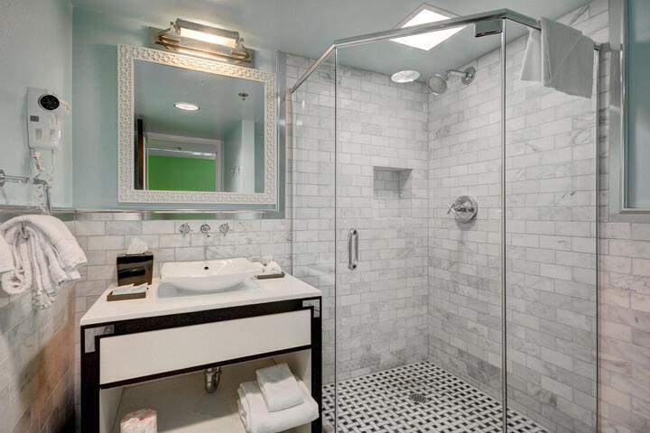 Junior Suite Cabana King Bed (1 of 4)