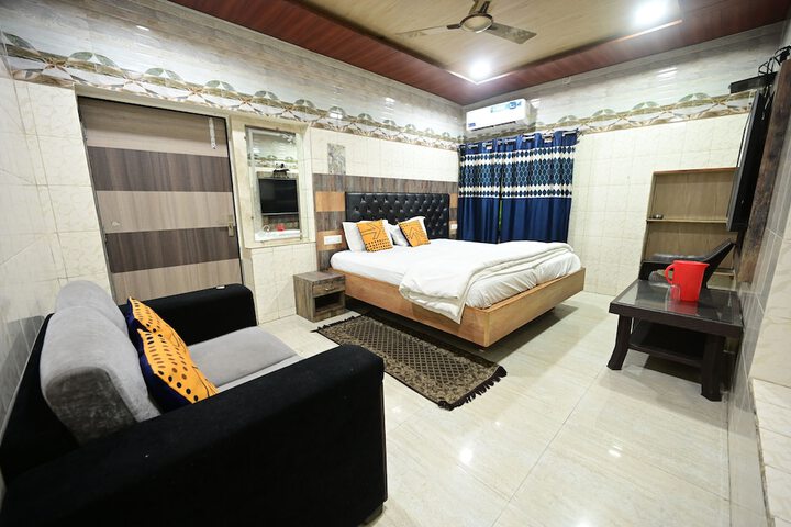Room 3 of 20