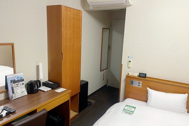 Room 4 of 32