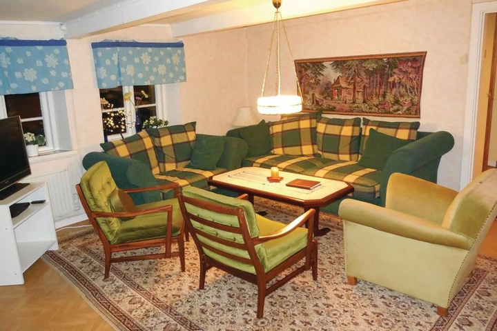 Room 4 of 12