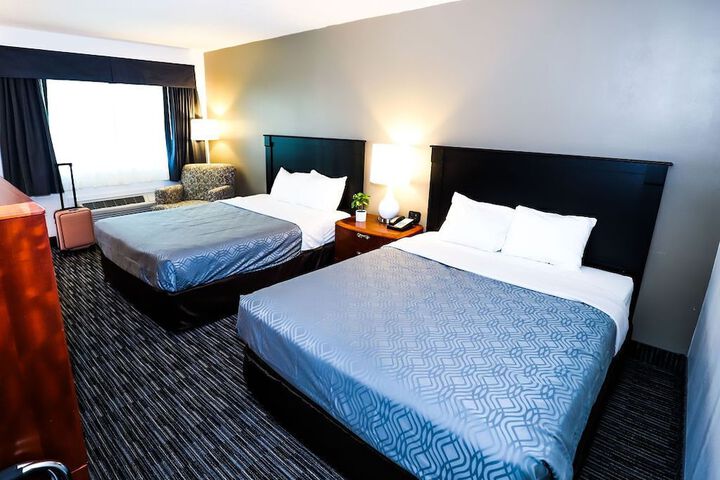 2 Queen Beds (7 of 8)