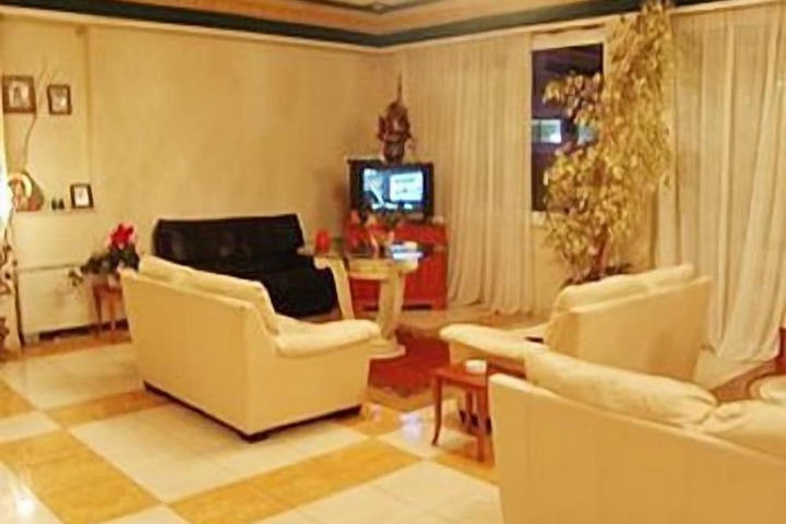 Lounge 36 of 38