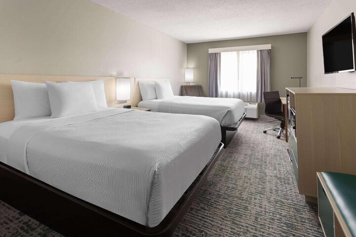 1 Queen Bed Mobility Room (11 of 12)