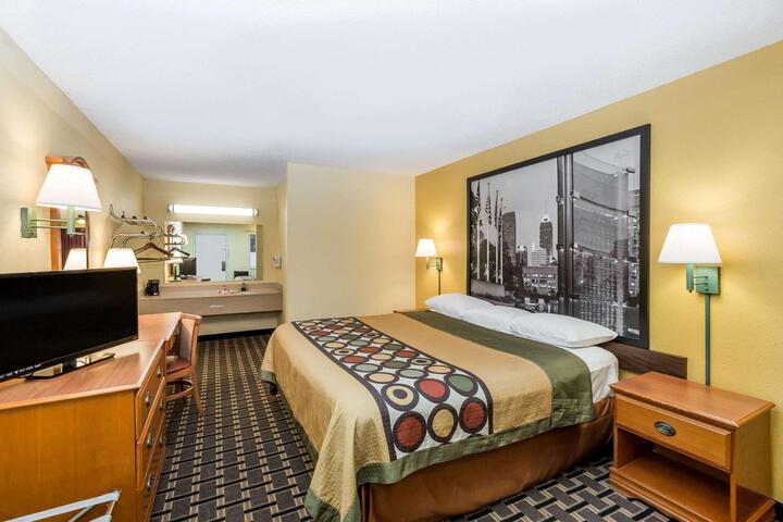2 Queen Beds (1 of 10)