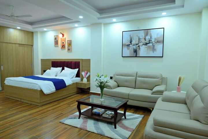 Room 9 of 16
