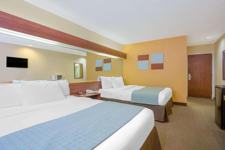 1 Queen Bed (7 of 20)