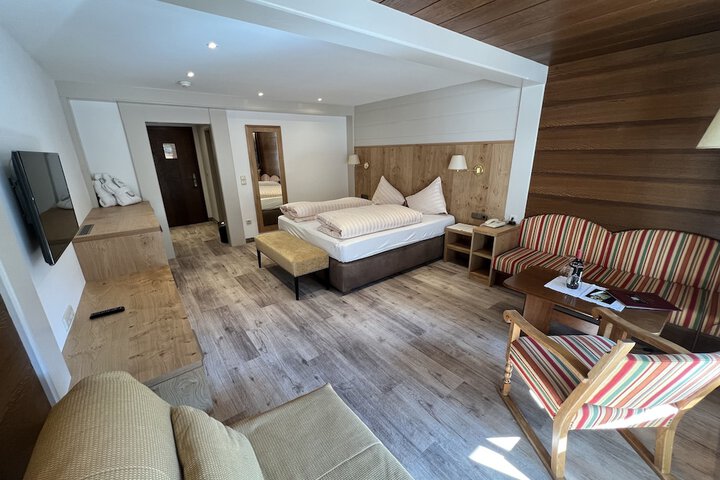 Room 10 of 93