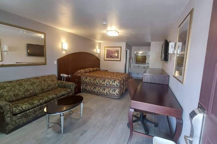 Comfort Room 1 King Bed (5 of 5)