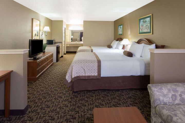 2 Queen Beds (6 of 8)