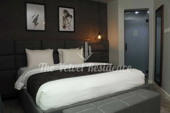 Room 5 of 8