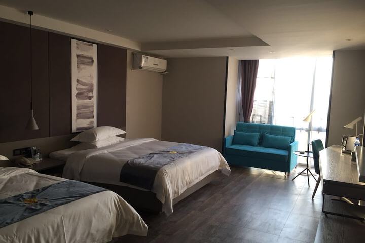Room 13 of 33