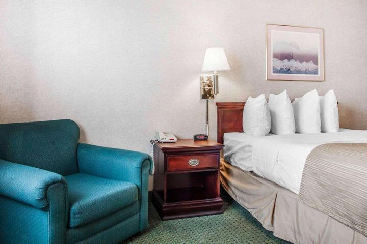 1 Queen Bed (1 of 5)
