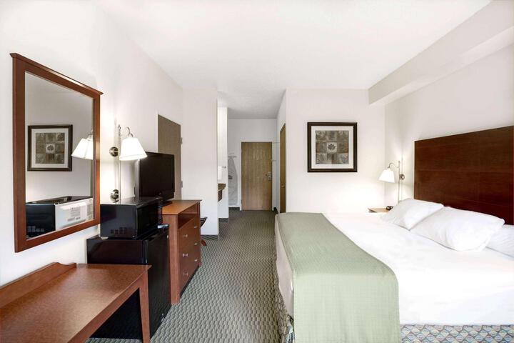 1 King Bed (1 of 10)