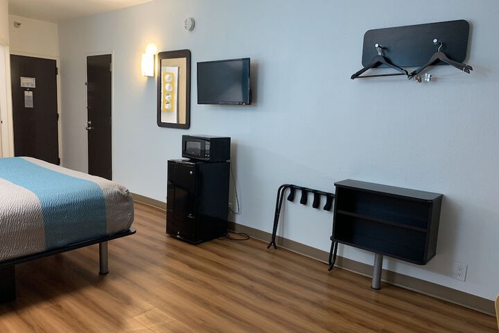 1 King Bed (14 of 14)