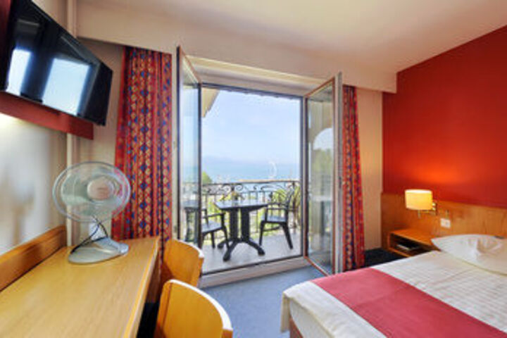 Room 33 of 102