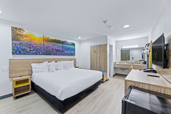 1 King Bed (5 of 14)