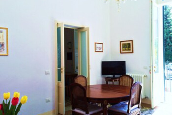 Room 7 of 9