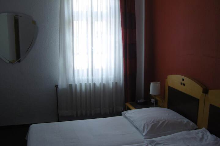 Room 19 of 38