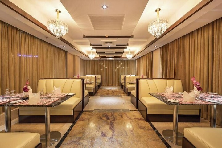Dining 4 of 8