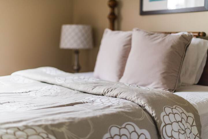 2 Queen Beds Waterside Loft (1 of 32)