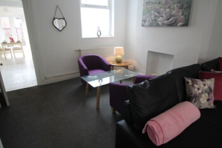 Lounge 20 of 54