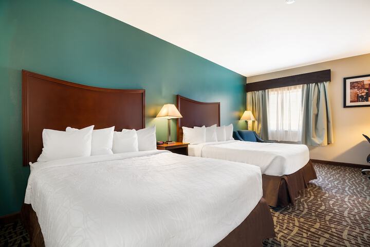 2 Queen Beds Larger Room High Speed Internet Accessible Microwave and Refrigerator, Coffee Maker Full Breakfast (5 of 9)
