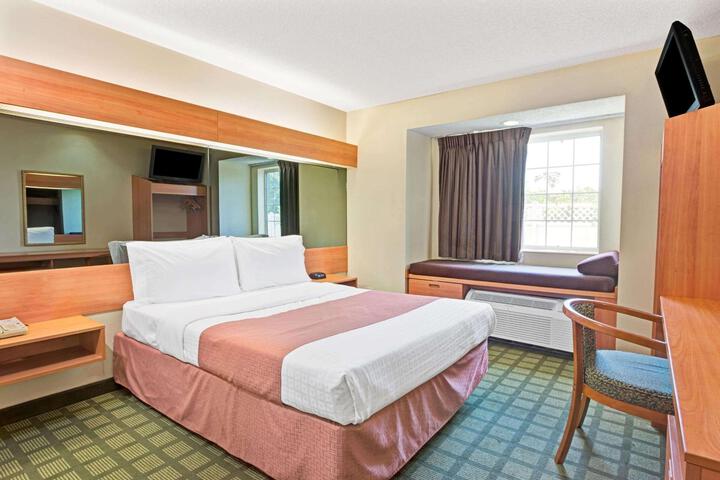1 Queen Bed Accessible (12 of 32)