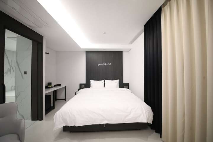 Room 22 of 117