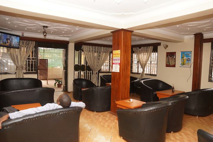 Lounge 53 of 72
