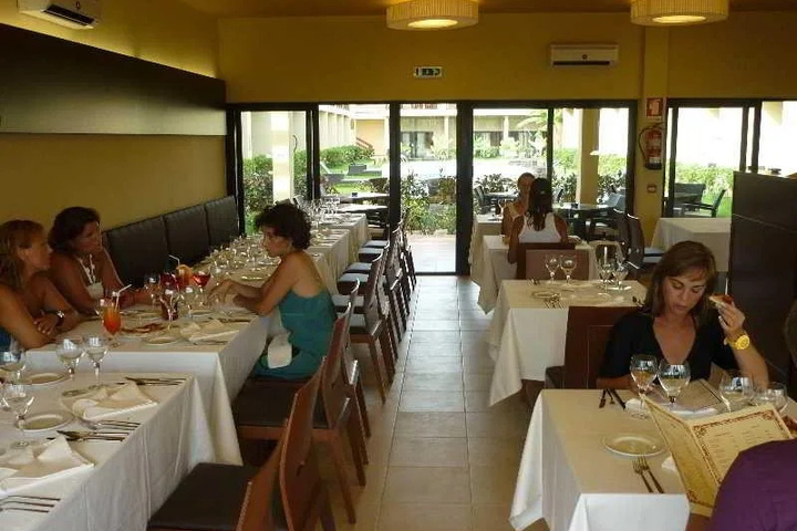 Dining 9 of 12