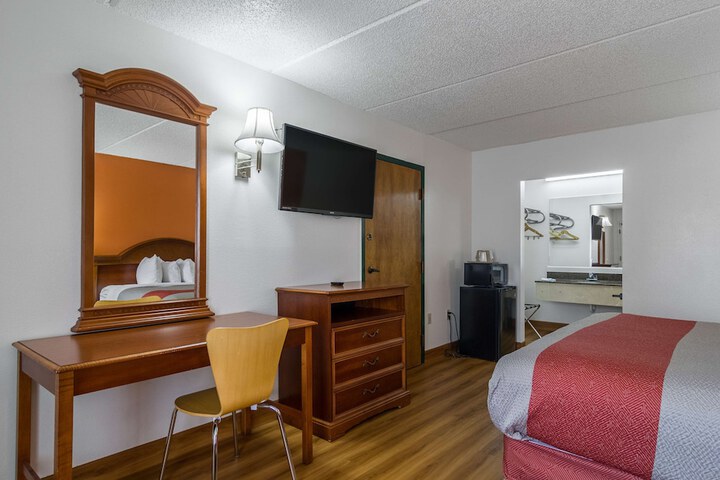 1 King Bed (6 of 9)