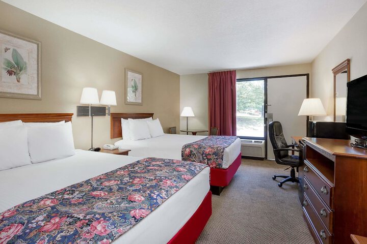 1 Queen Bed Mobility Accessible (19 of 27)
