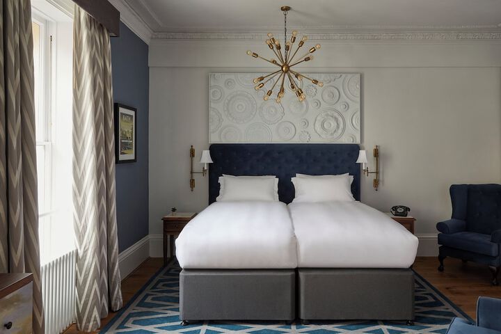 Room 4 of 136