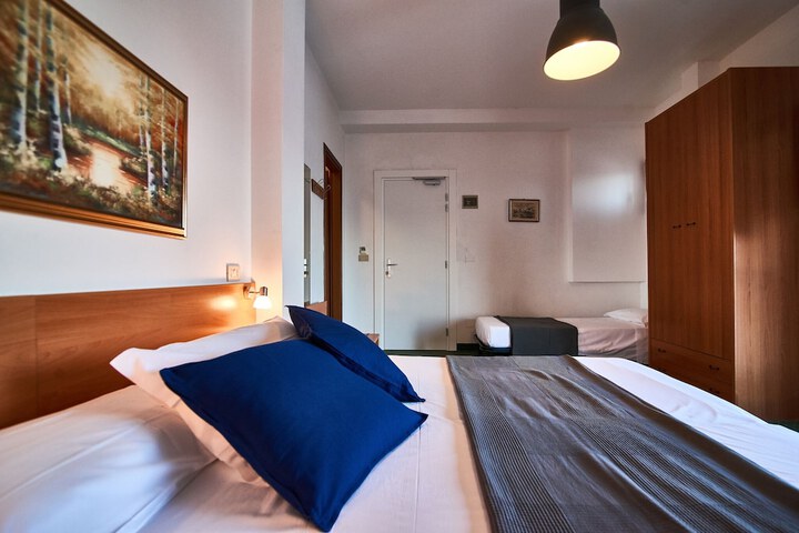 Room 4 of 104