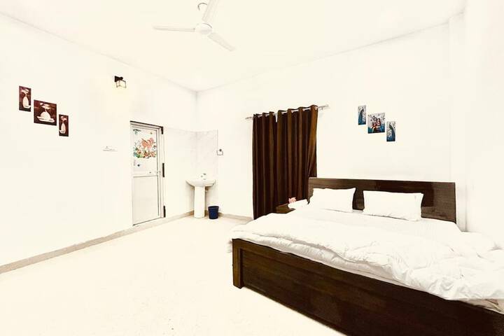 Room 7 of 16