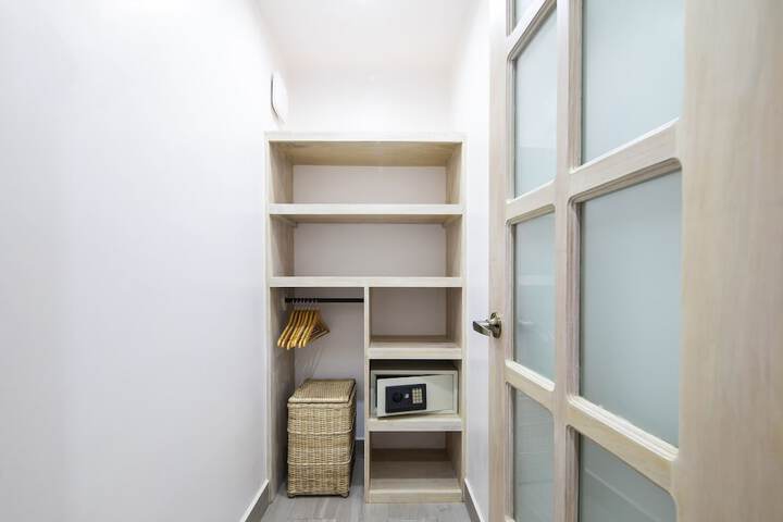 Room 28 of 176