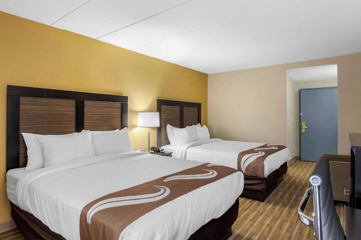 2 Queen Beds (7 of 17)